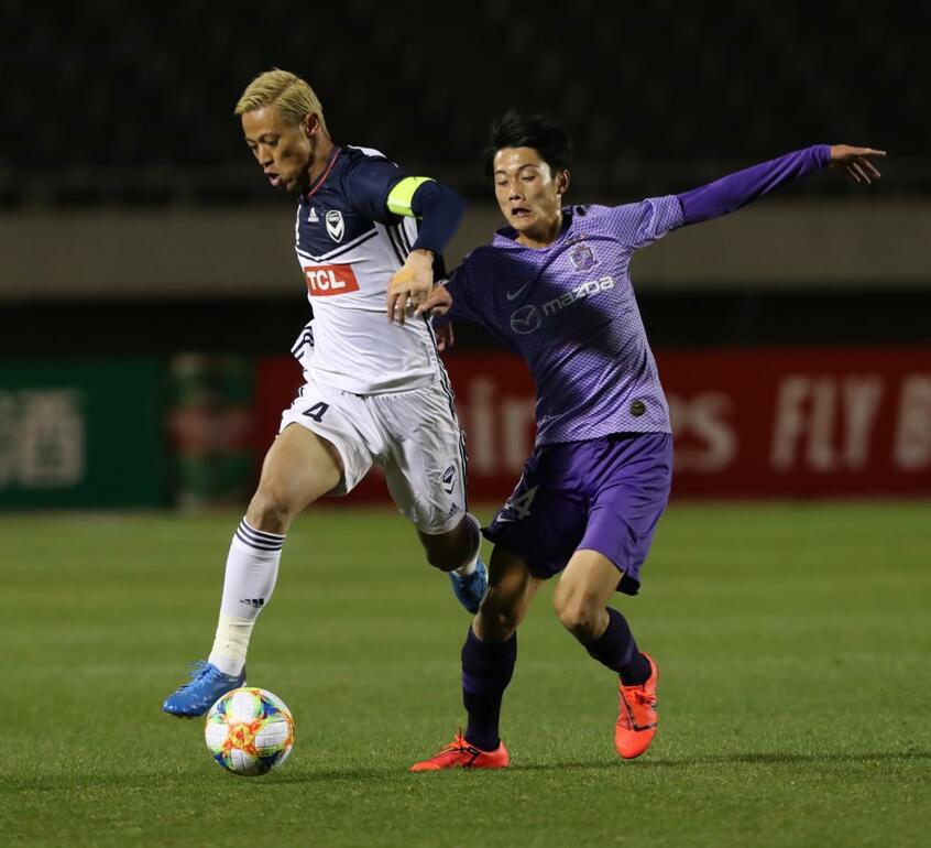 メルボルン・ビクトリー時代の本田圭佑(左)(C)朝日新聞社=2019年3月