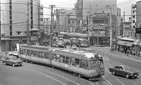 ちょうど50年前に廃止された「玉電」最終日の「三軒茶屋」　大渋滞に巻き込まれた路面電車の最期