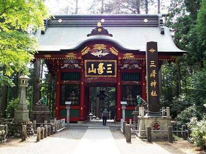 三峯神社「隋身門」