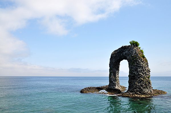 鍋釣（なべつる）岩は奥尻島のシンボル。