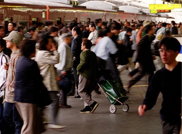 朝の通勤ラッシュ時のＪＲ鶴橋駅（大阪市、１９９９年）　（ｃ）朝日新聞社