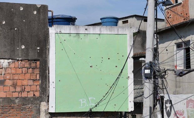 スラム街「ファベーラ」の壁には銃痕が生々しく残っていた　（ｃ）朝日新聞社