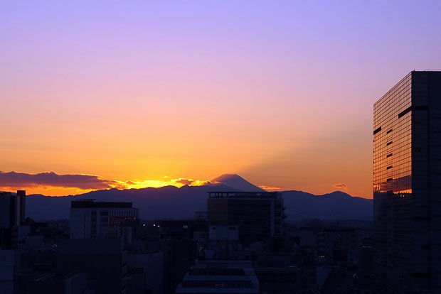 東京最後の公演が終わった後、シアターオーブのロビーから撮った富士山。富士と夕陽と雲の表情が１分ごとに変わって実に美しかったです。撮影は岡崎司氏。