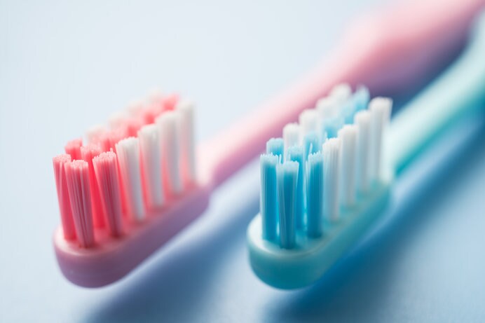 歯ブラシは1カ月に1回交換しましょう。忘れてしまう人は毎月8日の「歯ブラシ交換の日」がおススメです