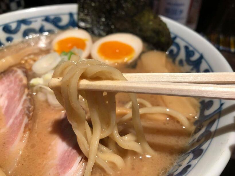 長野県産の石臼挽き粉などをブレンドした中太麺がおいしい（筆者撮影）