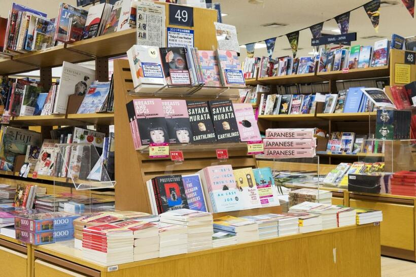 洋書コーナーに並ぶ日本文学の英訳版（Books Kinokuniya Tokyo、撮影／高野楓菜）