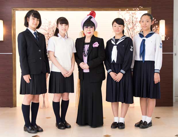 共立女子中高／デザインした桂由美さん（中央）の左側が、リニューアル後の高校の制服。右側のセーラー服は中学の制服でこちらは変更していない（写真：共立女子中学・高校提供）