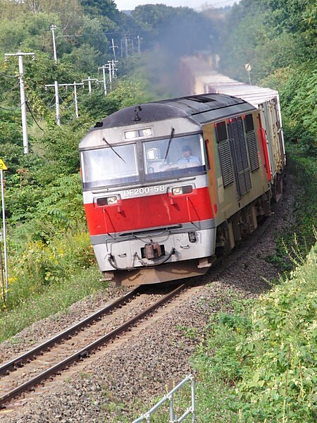 「タマネギ列車」に使われる機関車DF200形。