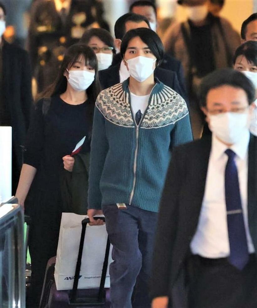 羽田空港に現れた小室夫妻（撮影/写真部・松永卓也）