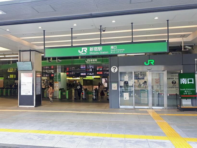 同じく4月14日午前8時過ぎの新宿駅の改札口。平日の通勤時間帯とは思えないほど、人の流れがまばらになった　(C)朝日新聞社
