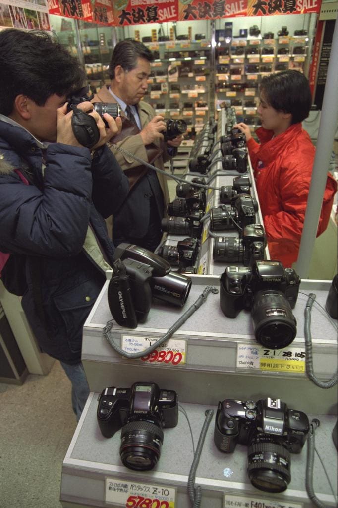 １９９２年（平成４年）２月、ＡＦ一眼レフカメラが並べられた東京都内のカメラ店（ｃ）朝日新聞社