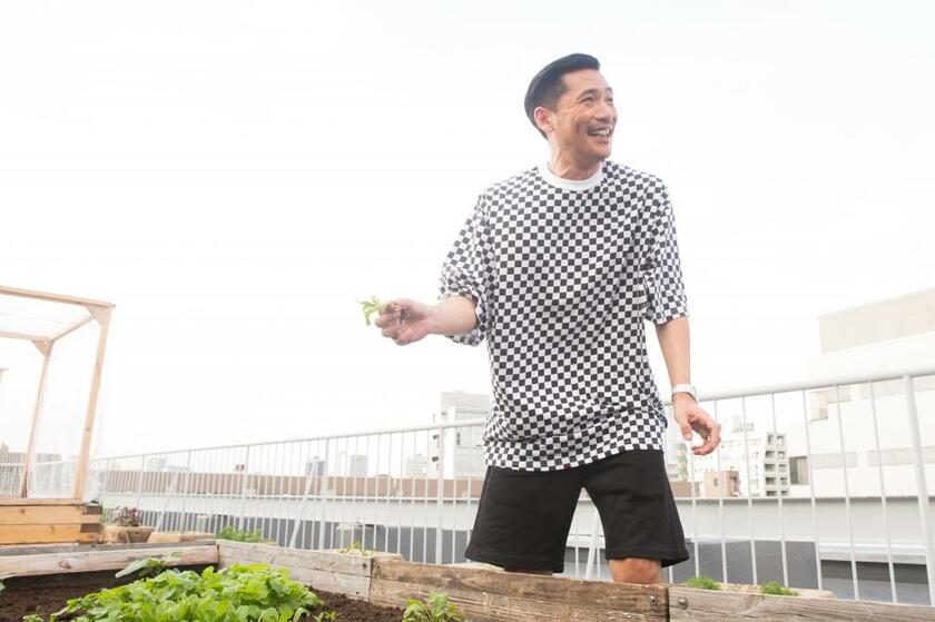 Ｚｅｅｂｒａ（ジブラ）／東京を代表するヒップホップ・アクティビスト。自身が主宰するヒップホップ専門ラジオ局「ＷＲＥＰ」で平日の１２～１３時、生放送「ＬＵＮＣＨＴＩＭＥ ＢＲＥＡＫＳ」のＭＣを担当。１０月３１日、ＩＱの「月と太陽 ｆｅａｔ.Ｚｅｅｂｒａ」が各社配信サイトより配信スタート。この日は「観光大使ナイトアンバサダー」を務める東京都渋谷区にある屋上菜園を視察（撮影／写真部・小原雄輝）