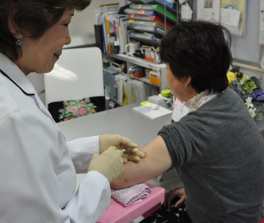 予防接種は効果があるので受けるようにしたい (c)朝日新聞社