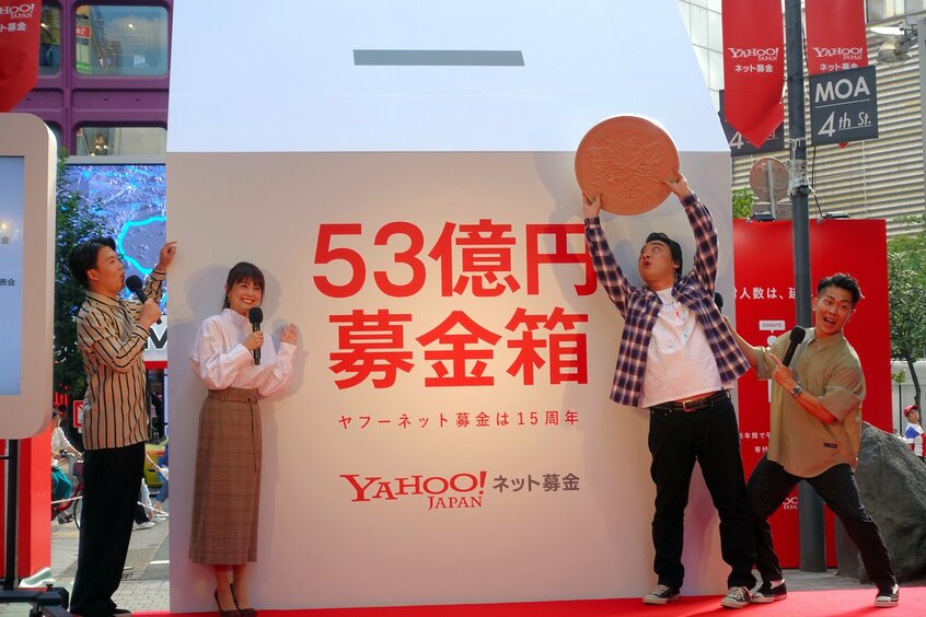 イベントで元気な姿を見せていたジャングルポケットと斉藤メンバー(右から2人目)=2019年9月