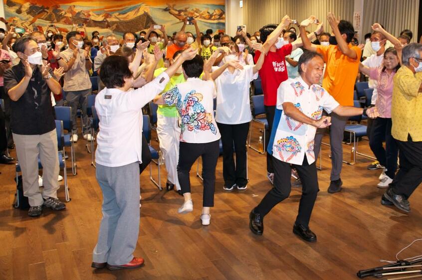 9月11日、沖縄県知事選挙再選を決めた玉城氏(アフロ)