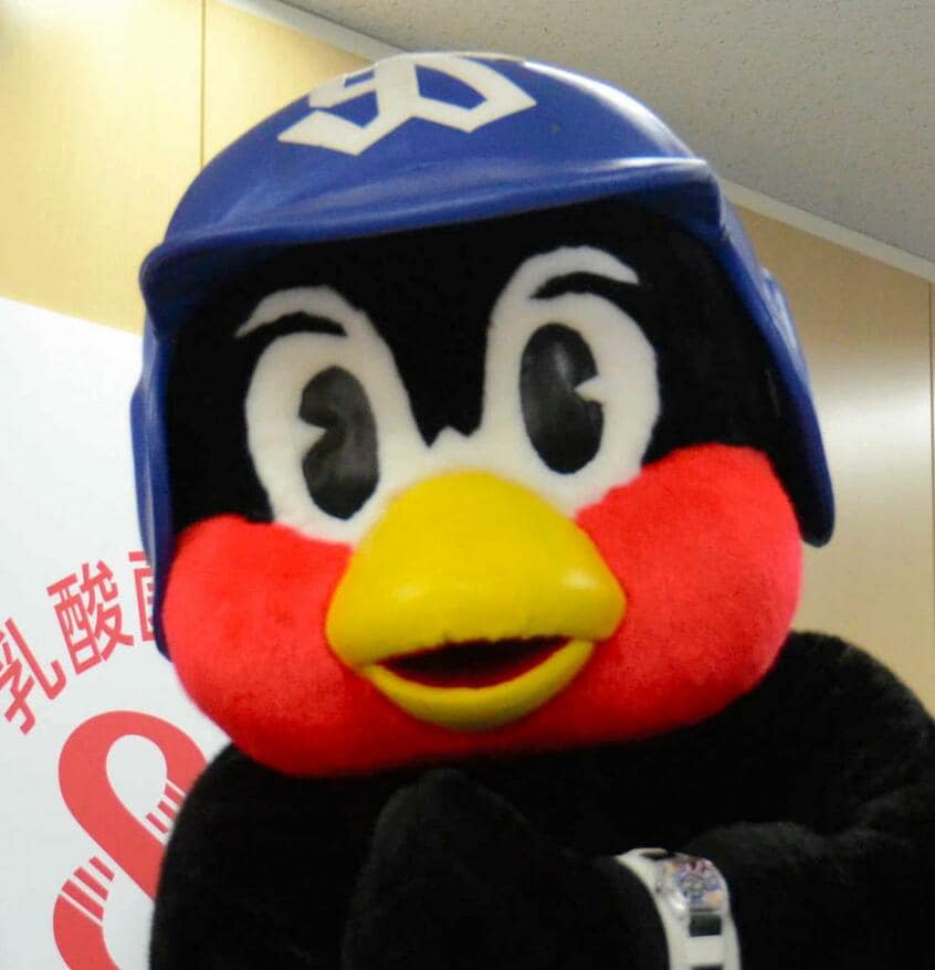つば九郎(※画像)の人気の陰に完全に隠れてしまった燕太郎は悲劇のマスコット? (c)朝日新聞社