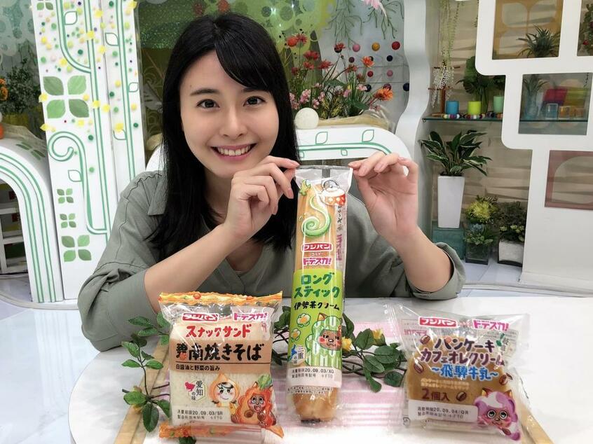 メ~テレ(名古屋テレビ放送)で放送中の平日朝の情報番組「ドデスカ!」(月~金曜、朝6~8時)と、フジパン株式会社(愛知県名古屋市)がコラボ。望木聡子アナウンサーがパッケージをデザインした3商品。(1)スナックサンド 碧南焼きそば(2)パンケーキ カフェオレクリーム~飛騨牛乳~(3)ロングスティック 伊勢茶クリーム。各オープン価格。東海地方の各スーパーで販売中。10月31日(土)までの期間限定商品。問い合わせ先:フジパン ウェブサイト http://www.fujipan.co.jp/