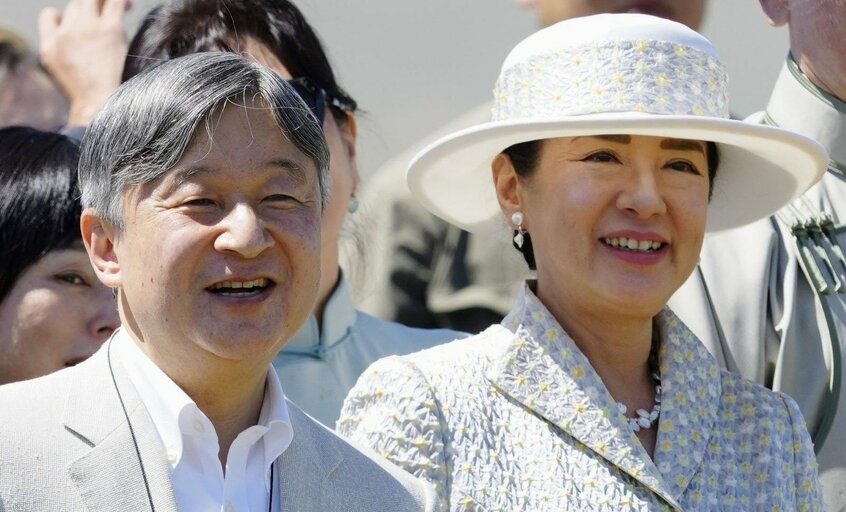 国民的なスポーツ祭典「ナーダム」のイ・ドローン・ホダグ競馬会場で、モンゴルのフレルスフ大統領と競馬競技を観戦する天皇陛下と皇后雅子さま大草原の雄大な自然に囲まれ、リラックスした表情のおふたり=2025年7月12日午前11時17分、ウランバートル近郊