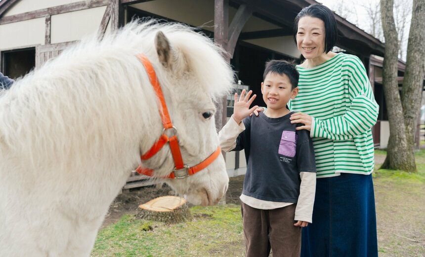 ポニーショーに出演している馬にも会えました。 足でバイバイができる芸達者！