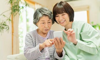 【NGワード】「『スマホの操作がわからないのよ』と高齢の親に質問されたとき」親を傷つけてしまう人が言っている残念な一言とは