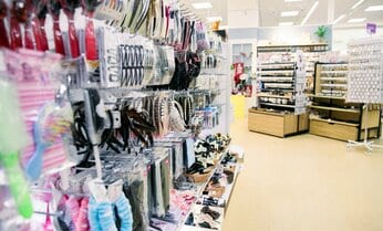 記録的な円安なのに「100円ショップ」が価格を維持できるワケ 「ダイソー」と「3COINS」に聞いてみた