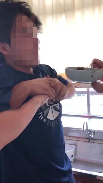 神戸市須磨区の市立東須磨小学校で4人の教諭が同僚の男性教諭に激辛カレーを無理やり食べさせた際の映像（提供）