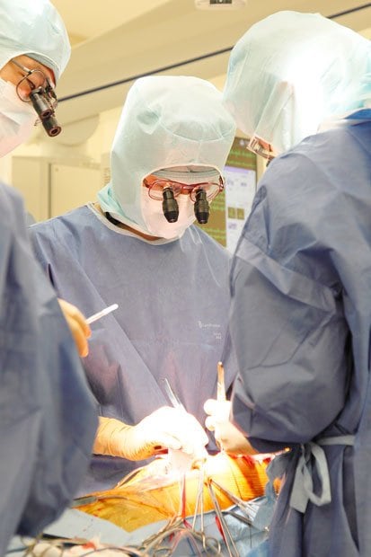 羽生医師が人工心肺を使わずに行う「冠動脈バイパス手術」（小倉記念病院提供）