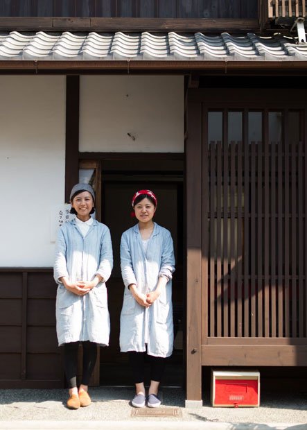 「日菓」の杉山早陽子さん（右）と内田美奈子さん。京都市北区にある工房の前で（撮影／写真部・馬場岳人）