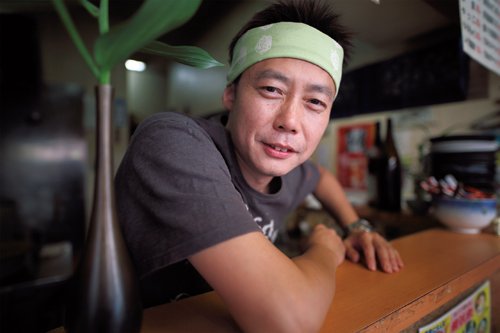 絞り開放での室内ポートレート。合焦点の切れ込みのよさ、ボケ味の素直さに驚く。使用した所有のEOS 5D MarkⅡでは、位相差AFは全て後ピンになるため、ライブビューを使用●キヤノン EOS 5D MarkⅡ・AE(絞りf1.4・500分の1秒・-0.3補正)・ISO200・AWB・RAW