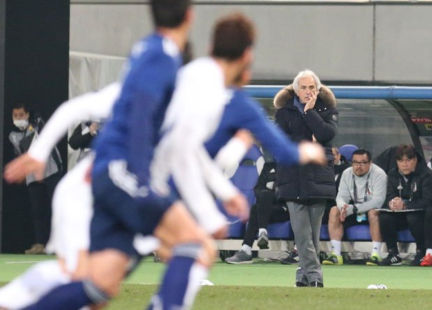 サッカー・東アジアE-1選手権の韓国戦。前半、ハリルホジッチ監督は試合を見つめながら何を思っていたのか (c)朝日新聞社
