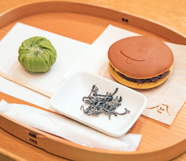 煎茶付きのお汁粉、あんみつ、どら焼きと抹茶きんとんの3種のメニューを用意。どら焼きにはてへぺろの焼き印も(撮影/写真部・加藤夏子)