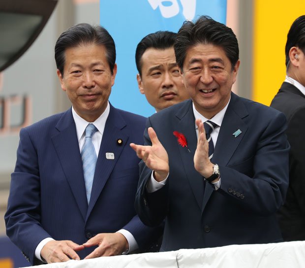 ２日午後、公明党の山口那津男代表と並び、東京・北区で自公共闘をアピールした安倍首相　（ｃ）朝日新聞社