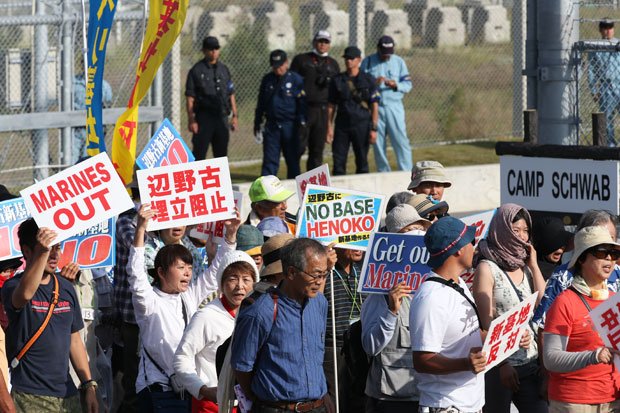 辺野古のキャンプ・シュワブ前で抗議の声をあげる反対派の人たち（２０１５年１０月、沖縄県名護市）　（c）朝日新聞社