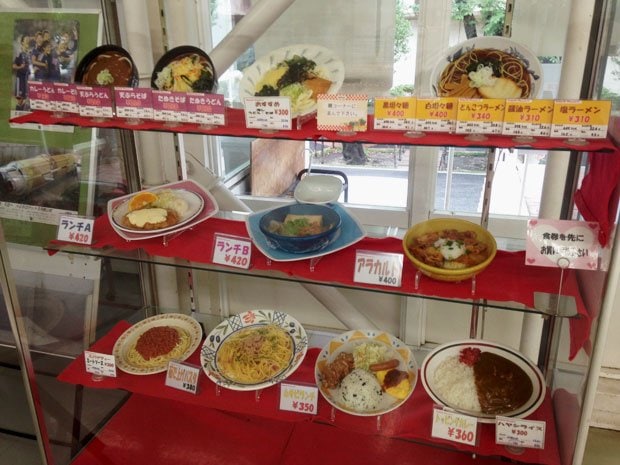 おまけの写真 美術館近くに学食あります どうよこの安さ! 疲れたらここでちょっと休憩してまた見る&聞くっす (撮影/谷川賢作)