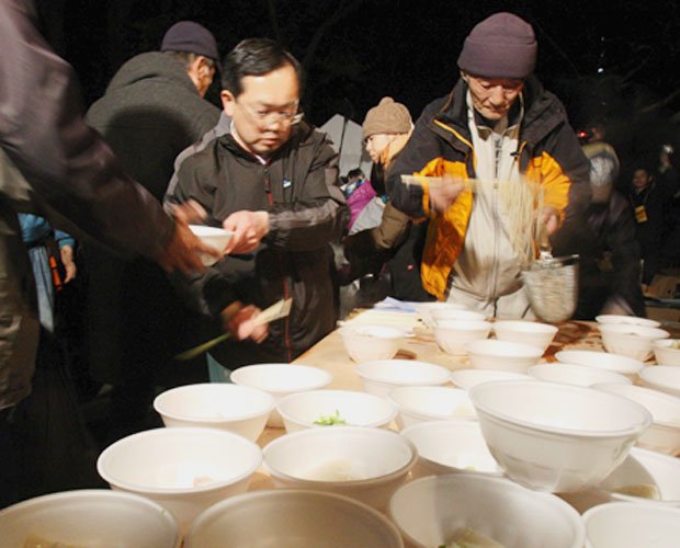 2008年12月31日に東京・日比谷公園に開設された年越し派遣村 (c)朝日新聞社 @@写禁