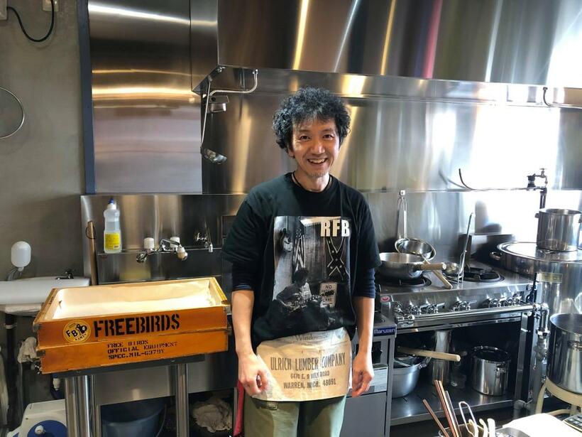 Ramen Free Birds店主の宮本智さん。地元に愛される名店になった（筆者撮影）
<br />