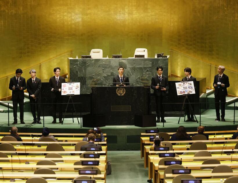 ＢＴＳは国連総会特別イベント「ＳＤＧモーメント」に出席、若い世代に向けて未来への希望を訴えた。（写真左から Ｖ、ＳＵＧＡ、ＪＩＮ、ＲＭ、ＪＵＮＧ ＫＯＯＫ、ＪＩＭＩＮ、Ｊ－ＨＯＰＥ）ｐｈｏｔｏ：ｇｅｔｔｙｉｍａｇｅｓ