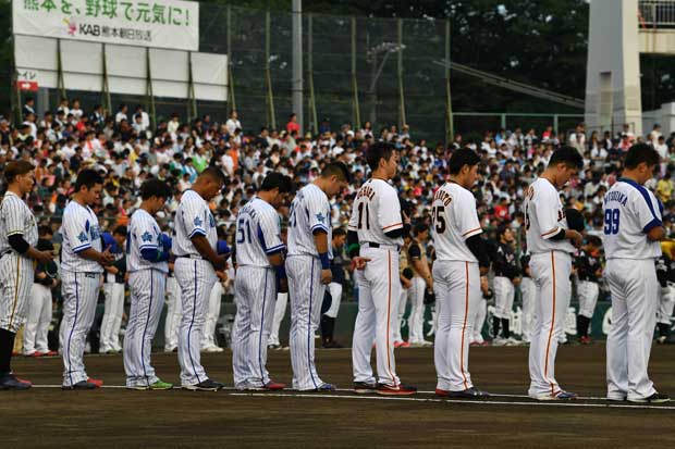 試合開始前、黙祷する中日・松坂（右端）ら＝２０１８年７月14日、熊本市のリブワーク藤崎台球場　（ｃ）朝日新聞社