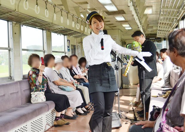 列車の中で行われたＣＤ発表コンサート。車窓には北垣さんお気に入りの田園風景が広がる