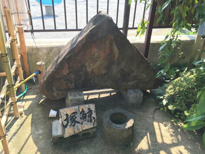 利田（かがた）神社境内にある鯨塚。江戸時代、暴風雨のため品川沖に迷い込んだ鯨の骨を埋めた