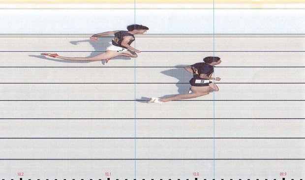 桐生が日本新を記録したレースの判定写真。１０００分の１秒間隔のスリットで判定される。桐生は９秒９８、２位の多田修平は１０秒０７のスリットでゴールを通過（写真：日本学生陸上競技連合提供）
