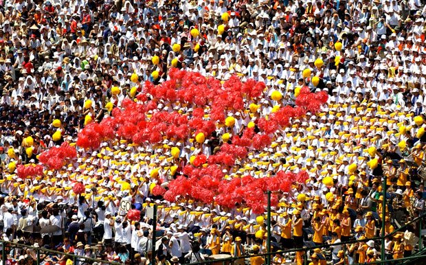 甲子園で有名だったアルプススタンドの鮮やかな「ＰＬ」の人文字による応援。写真は２００３年の第８５回大会　（c）朝日新聞社