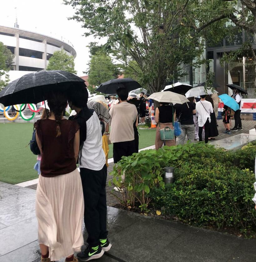 豪雨がきても、記念写真の列は崩れなかった（撮影／岡本直也）