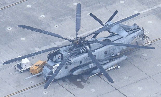 米軍普天間飛行場に駐機する窓の部分をシートで覆ったＣＨ-５３大型輸送ヘリ　（ｃ）朝日新聞社