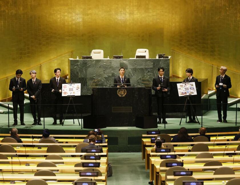 ＢＴＳは国連総会特別イベント「ＳＤＧモーメント」に出席、若い世代に向けて未来への希望を訴えた。（写真左から Ｖ、ＳＵＧＡ、ＪＩＮ、ＲＭ、ＪＵＮＧ ＫＯＯＫ、ＪＩＭＩＮ、Ｊ－ＨＯＰＥ）ｐｈｏｔｏ：ｇｅｔｔｙｉｍａｇｅｓ