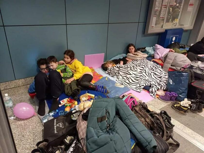 ポーランドの駅で寝泊まりをするウクライナ難民の子どもたち（photo　東さん提供）