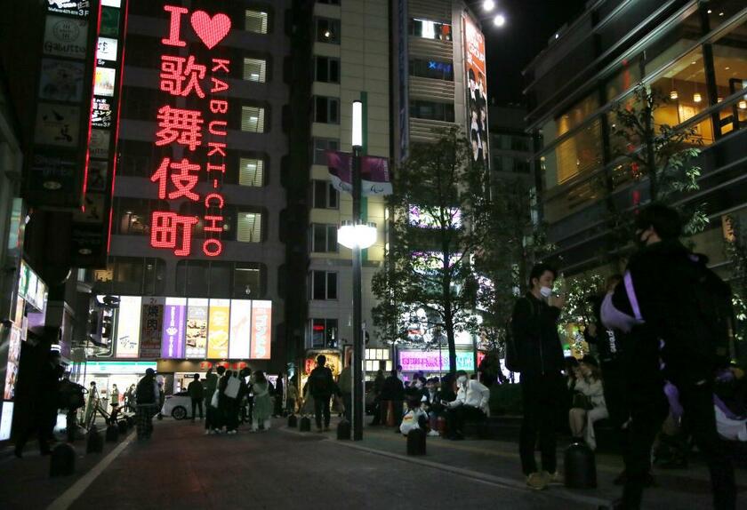 コロナ禍の東京・歌舞伎町。店内での飲酒が制限され、路上で飲む人も。飲み会がなくなりフラストレーションがたまる (c)朝日新聞社