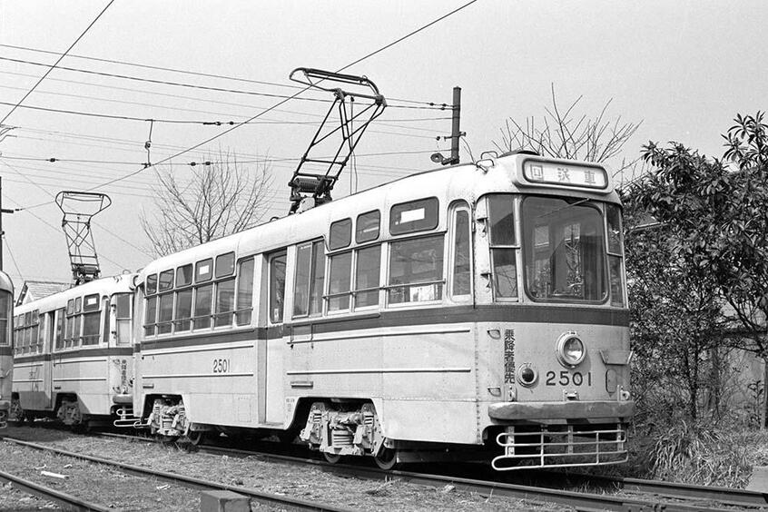 芝浦工場が1958年に試作したモノコック構造車体の2501号。車体側面の補強リブが特徴で、D10N台車はエリゴバネ付に改造されている。改軌工事を完了して三ノ輪車庫に保管中の撮影で、後部に2502も写っている。(撮影/諸河久:1964年3月13日)