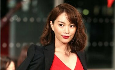 45歳「蛯原友里」の“変わらなさ”に驚きの声　20年以上支持される秘訣は「セレブ」っぽさがないところ？