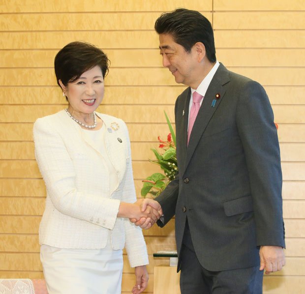 小池知事と握手する安倍首相（ｃ）朝日新聞社